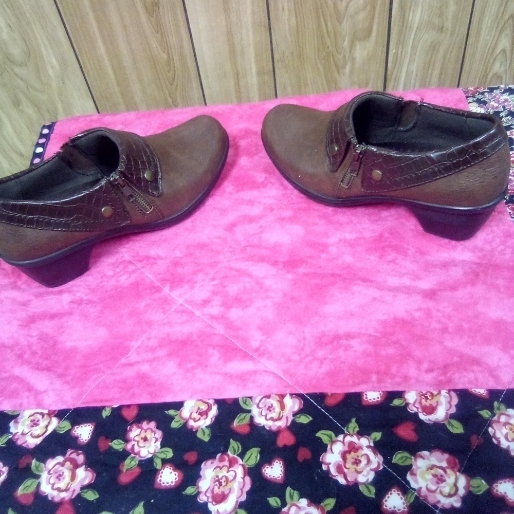 Women's Easy Street Brown Faux Leather Booties Ankle Boots Size 8 Slip on Zipper